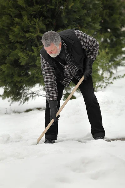 Дорослий Чоловік Прибирає Сніг Тротуару Використовуючи Лопату Зимовий Час — стокове фото
