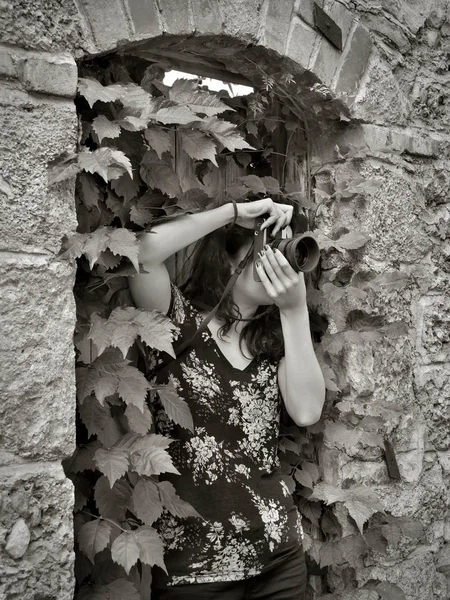 Young Female Photographer Taking Picture Using Vintage Film Camera — Stock Photo, Image