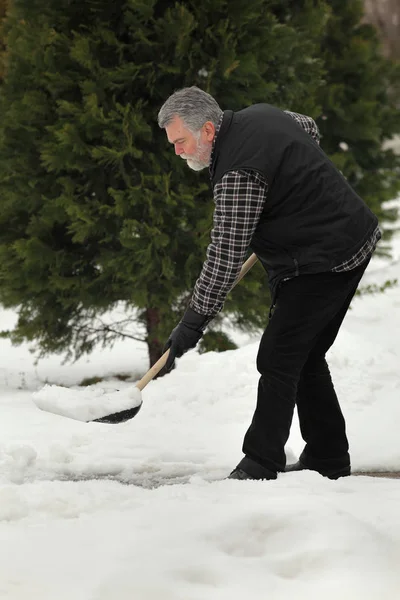 Volwassen Man Reinigen Van Sneeuw Van Trottoir Met Schop Wintertijd — Stockfoto