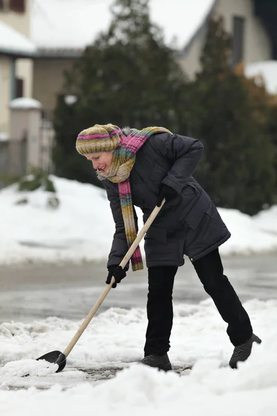 Kaukasische Vrouw Schoonmaken Van Sneeuw Van Stoep Straat Met Schop — Stockfoto