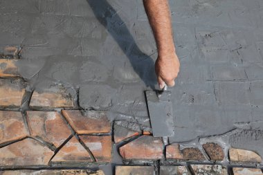 Harç veya fayans yapıştırıcı Mala, geri dönüşüm, Teras ya da kiremit parçaları kullanarak kaldırım yapım eski fayans kullanma yayılan işçi