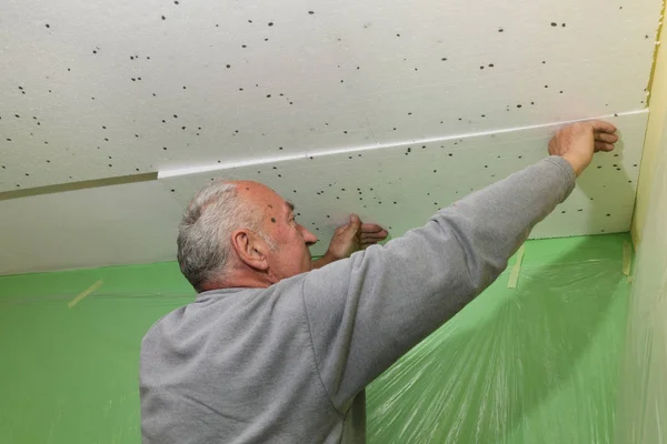 Arbeiter Bringt Styropor Dämmung Die Decke Einem Raum Innenarbeiten — Stockfoto