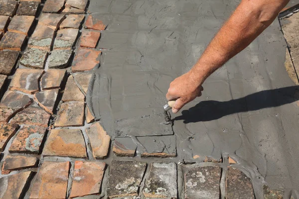 工人用铲布 旧瓷砖回收 用瓷砖片制作露台或路面的砂浆或瓷砖粘合剂 — 图库照片