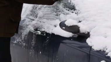 Sürücü temizleme cam açılış kapı kar ve kış sahne 4 k görüntüleri arabaya girin