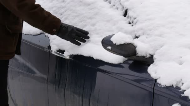 Conductor Limpieza Nieve Del Coche Con Mano Guante Escena Invierno — Vídeos de Stock