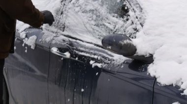 Sürücü temizleme cam açılış kapı kar ve kış sahne 4 k görüntüleri arabaya girin