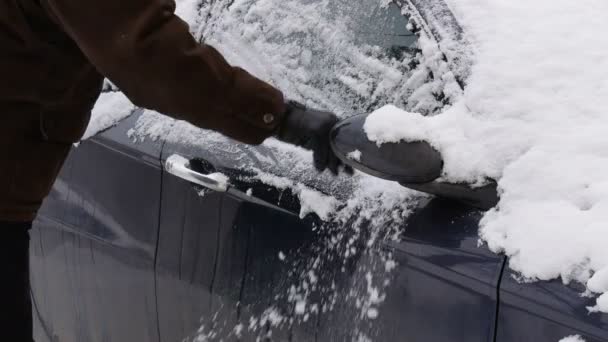 Driver Limpeza Neve Carro Destrancar Abrir Fechar Porta Cena Inverno — Vídeo de Stock