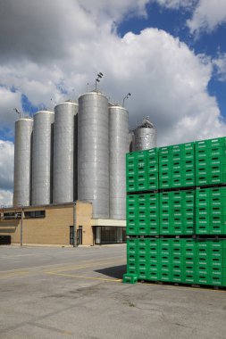 Celarevo, Sırbistan - 11 Haziran. 2017. Carlsberg Sırbistan bira fabrikası, yığın depolama tankları ve fabrika arka planda büyük depo Tuborg Bira için yeşil kasalar