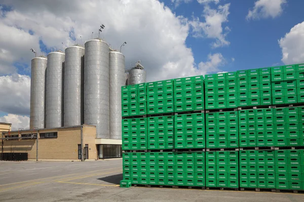 Celarevo セルビア 2017 セルビア カールスバーグ醸造所 ツボルグ ビール貯蔵タンクと背景の工場で大規模な倉庫での緑の箱のヒープ — ストック写真