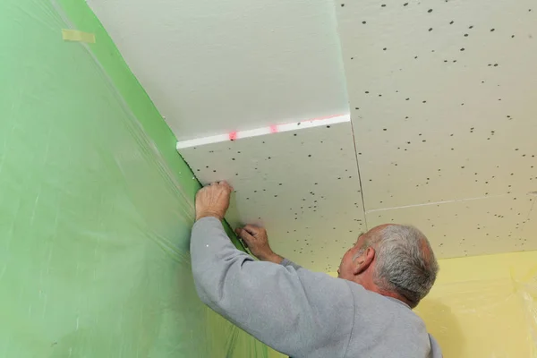 Lavoratore Mettendo Isolamento Polistirolo Soffitto Una Stanza Lavori Coperto — Foto Stock