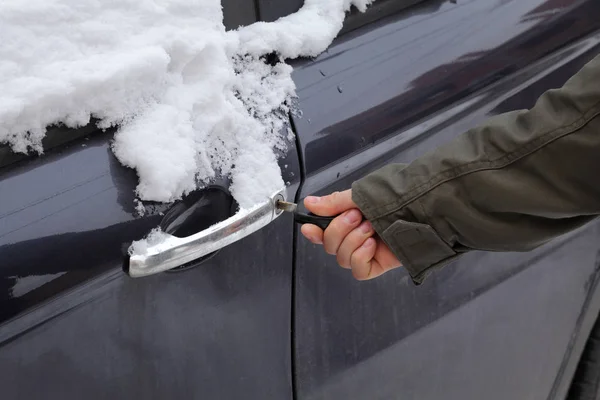 Erkek Sürücü Kilidini Arabanın Kapısını Açma Anahtar Kışın Otomotiv Kullanmadan — Stok fotoğraf