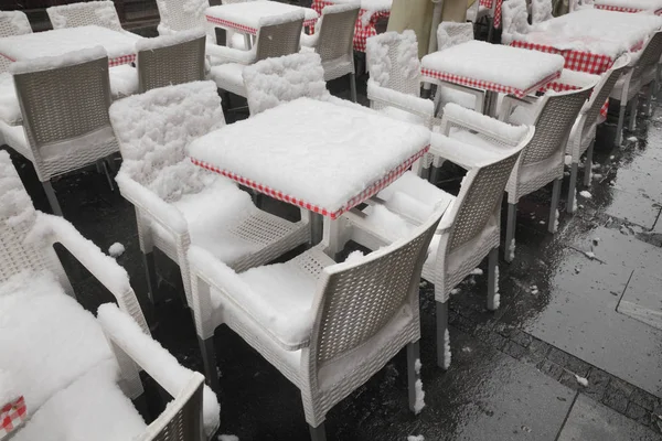 Bord Och Stolar Snö Gatan Café Belgrad Serbien Europa — Stockfoto