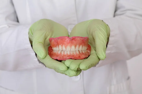 牙医持有蜡假模型 手套和假体的手近距离 — 图库照片