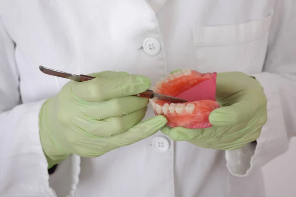 牙医造型蜡假模型使用牙科造型刀 手套和工具的手近距离 — 图库照片