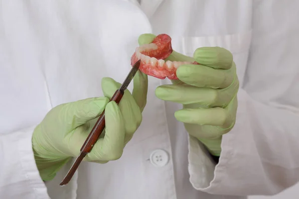 Diş Hekimi Diş Modelleme Bıçak Closeup Ellerinde Eldiven Aracı Kullanarak — Stok fotoğraf