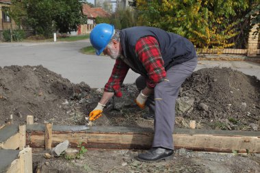 Betonda kalıp duvar Foundation Mala, gerçek emekçilerin kullanarak yayılan işçi
