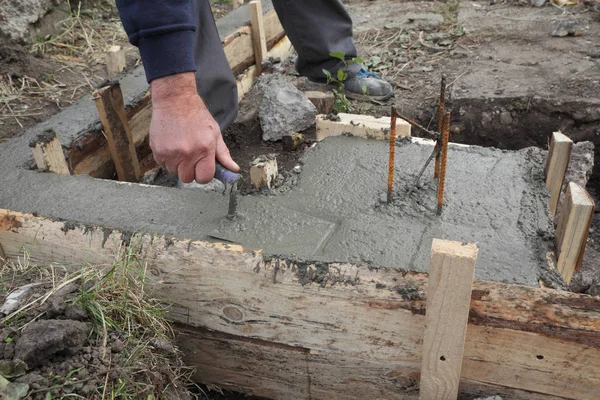 Trabalhador Espalhando Concreto Cofragem Para Fundação Parede Usando Espátula Pessoas — Fotografia de Stock