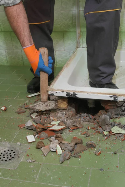 Worker Remove Demolish Old Bathtub Tiles Hammer Bathroom — Stock Photo, Image