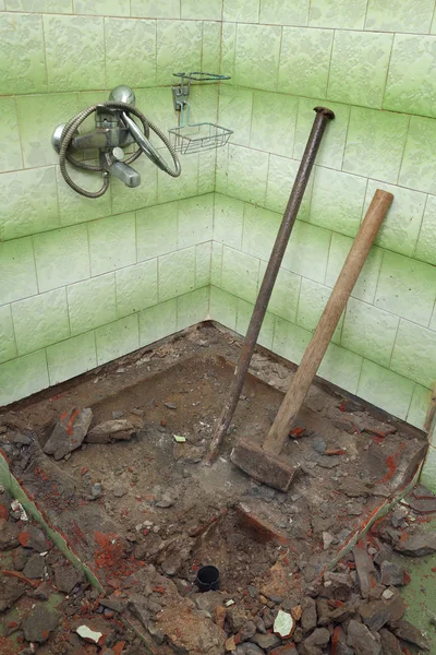 家の改修 古い浴槽 浴室のタイルの解体 — ストック写真