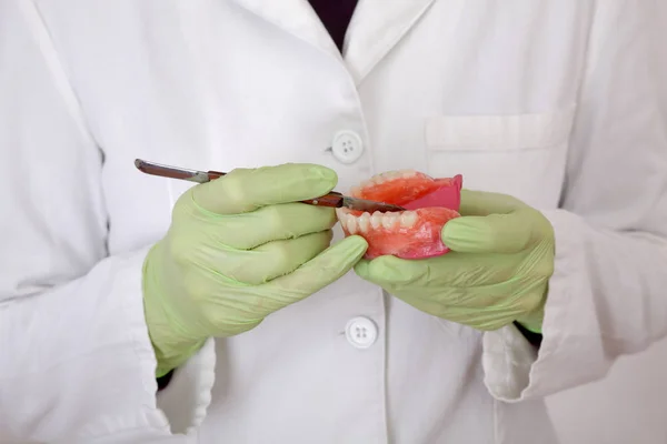 Οδοντίατρος Μοντελοποίηση Κερί Μοντέλο Πρόθεσιν Χρησιμοποιώντας Οδοντικό Μοντελοποίηση Μαχαίρι Closeup — Φωτογραφία Αρχείου