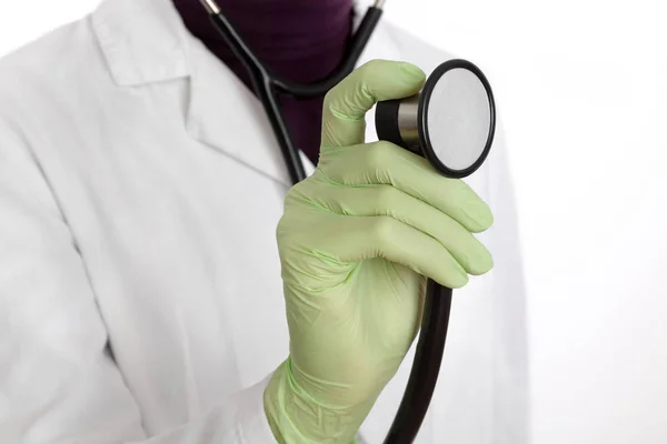 Doktor Drží Stetoskop Closeup Ruky Nástrojem Bílé Pozadí — Stock fotografie