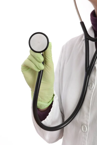 Doctor Sosteniendo Estetoscopio Primer Plano Mano Con Instrumento Fondo Blanco — Foto de Stock