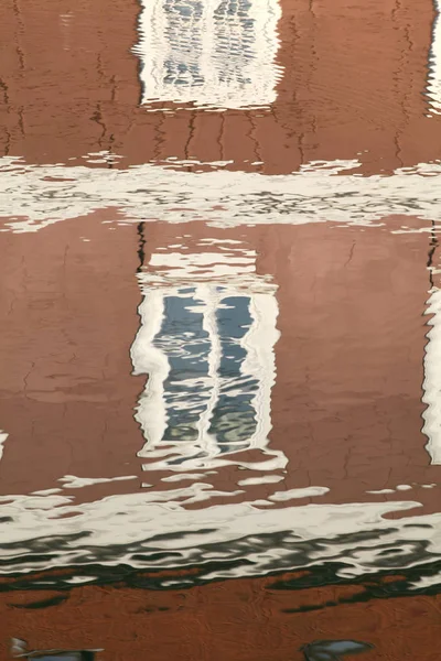 Reflektion över vatten — Stockfoto