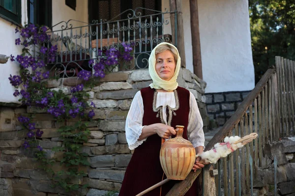 Volwassen vrouw in Bulgaarse folk kostuum, Stara Planina Servië — Stockfoto