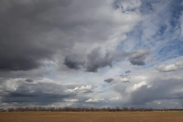 Bahar aylarında kara bulutlarla tarım, yetiştirilmiş alan — Stok fotoğraf