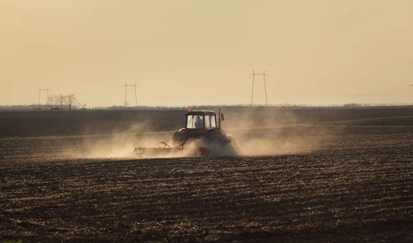 Agriculture, champ de charrue tracteur au printemps — Photo