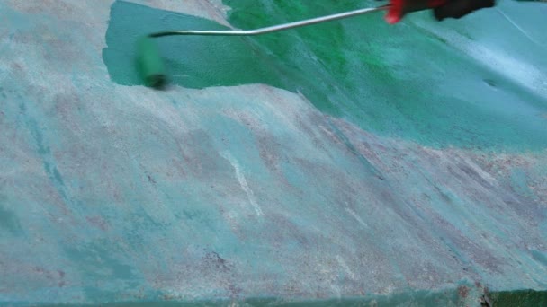Lavoratrice Pittura Vecchia Piastra Metallica Verde Utilizzando Rullo Vernice Primo — Video Stock