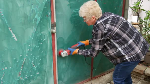 Trabajadora Quitando Pintura Óxido Vieja Placa Puerta Metal Usando Cepillo — Vídeo de stock