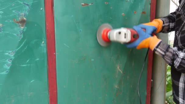 Taşlama Aletinde Tel Fırça Kullanarak Eski Metal Kapı Plakasından Boya — Stok video