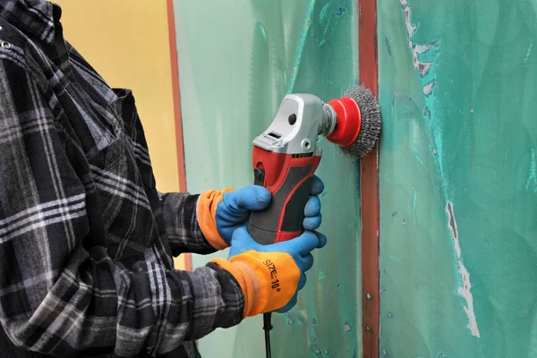 Reparación de puertas metálicas antiguas, limpieza de óxido y pintura —  Fotos de Stock