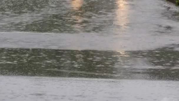 雨落到潮湿的沥青和反射的汽车灯 — 图库视频影像
