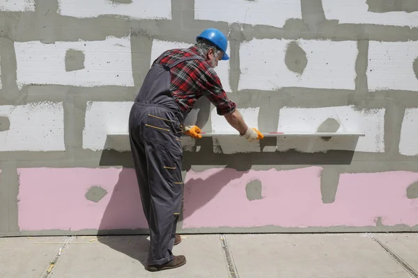 Huis renovatie, polystyreen muurisolatie, niveau gereedschap — Stockfoto