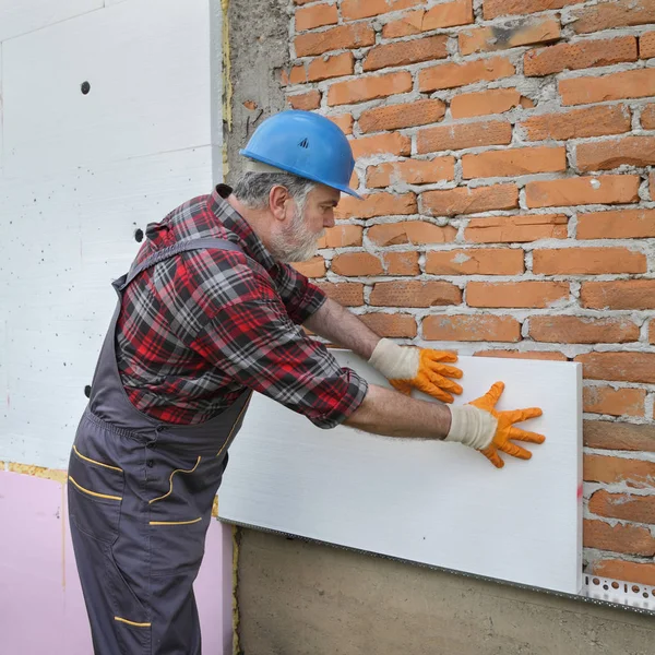 Renovação da casa, isolamento de parede de poliestireno, colocação de placa — Fotografia de Stock