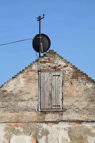 Старий будинок і супутникова антена — стокове фото