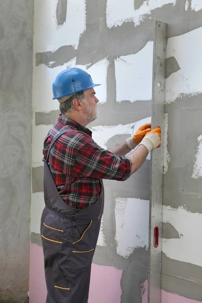 Huis renovatie, polystyreen muurisolatie, niveau gereedschap — Stockfoto