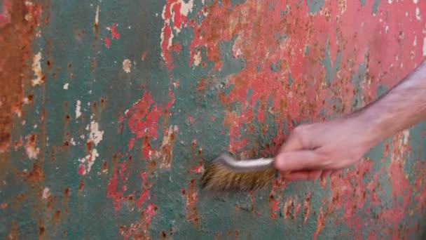 Remoção Ferrugem Metal Usando Escova Arame Closeup Mão Trabalhador Com — Vídeo de Stock