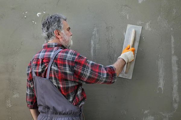 Wall insulation, spreading mortar over mesh and styrofoam, polys — Stock Photo, Image