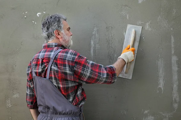 Isolamento murale, diffusione malta sopra maglia e polistirolo, poli — Foto Stock