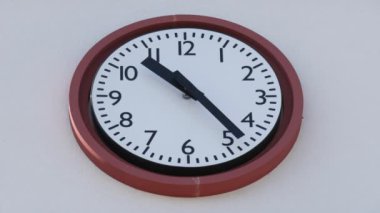 Bina saati saat 09:00-17:00, 8 saat çalışma süresi