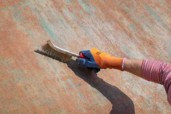 Old metal plate repairing, rust and paint cleaning — Stock Photo, Image