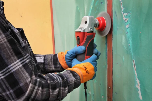 Naprawa starych metalowych drzwi, oczyszczanie rdzy i farb — Zdjęcie stockowe