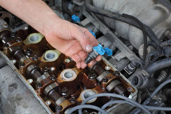 Kfz, Mechaniker mit Kraftstoffeinspritzung — Stockfoto