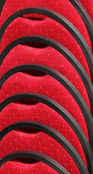 Κόκκινες καρέκλες με ταπετσαρία — Φωτογραφία Αρχείου