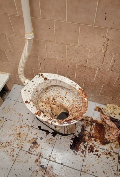 Špinavá toaleta a koupelna — Stock fotografie