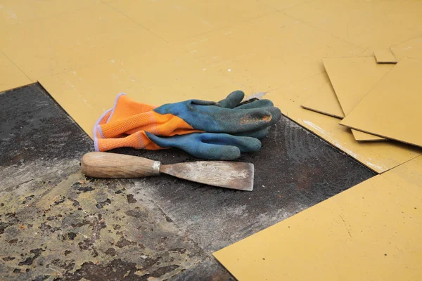 Vecchia rimozione di piastrelle in vinile dal pavimento in una stanza o in cucina — Foto Stock