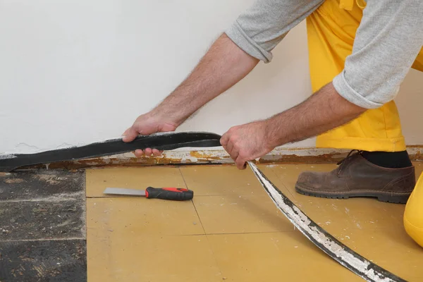 Antigua eliminación de baldosas de vinilo del suelo en una habitación o cocina —  Fotos de Stock